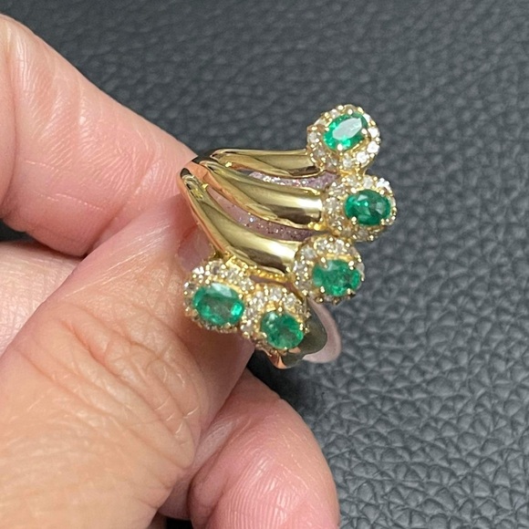 18k Yellow Gold Ring with Emeralds - Picture 3 of 6